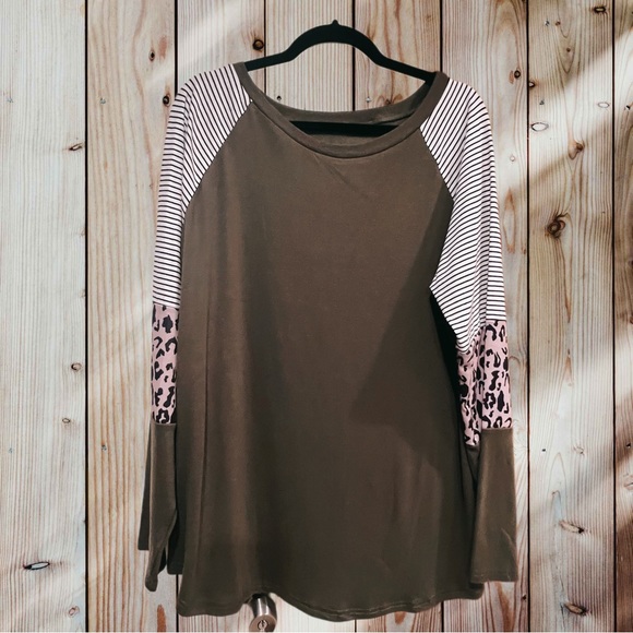 Raglan style long sleeve shirt. Size 2X - Picture 4 of 10